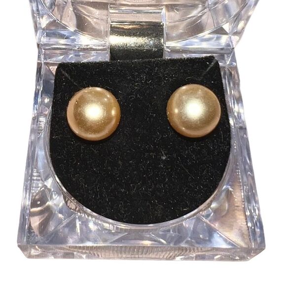 NEW Gold Pearl Stud With Box - Picture 1 of 3